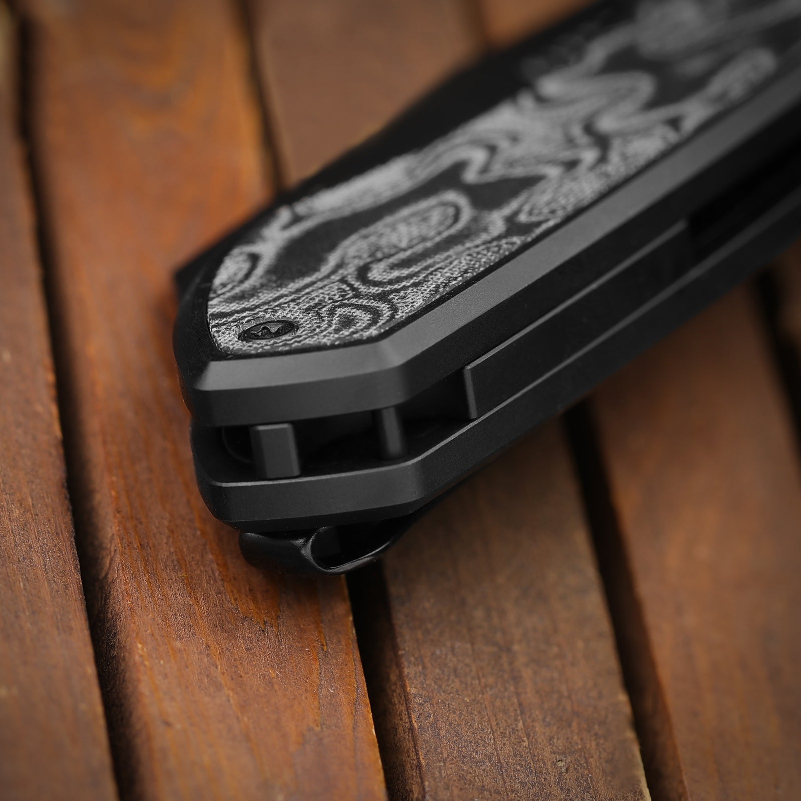 Wharning | Kizer Button Liner Lock™ | WHARNCLIFF | S45VN | KizerB™ 3738A1