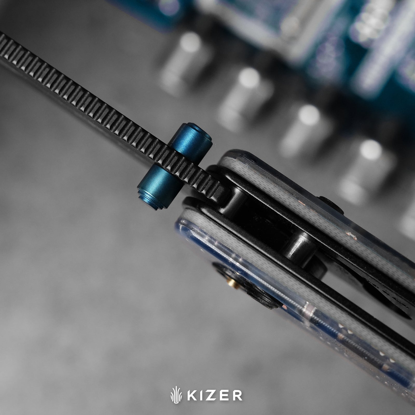 Drop Bear® PCB | Kizer Clutch Lock™ | 154CM | Resin & PCB | Black PVD Coating | KizerV™ 3619A22