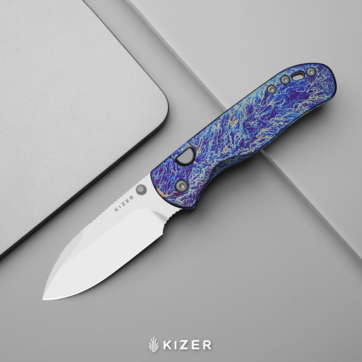 Drop Bear 292 AirTi | Kizer Button Liner Lock™ | M390 + Satin | Etched Pattern Aluminum | KizerB™ 3619.292BDK1 (Limited Release)