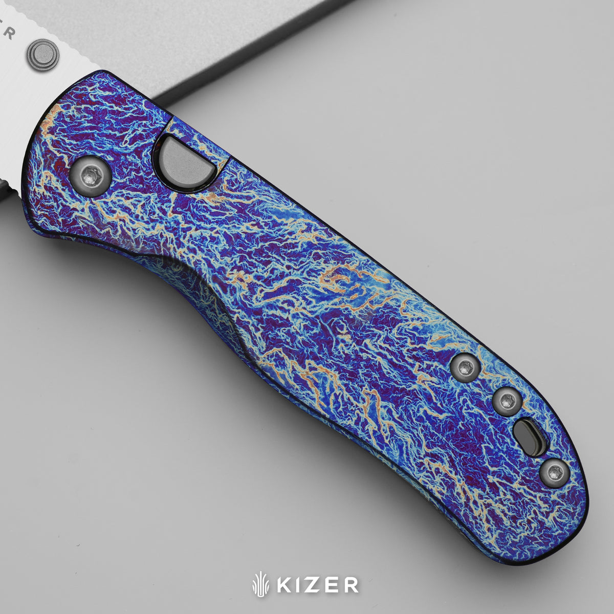 Drop Bear 292 AirTi | Kizer Button Liner Lock™ | M390 + Satin | Etched Pattern Aluminum | KizerB™ 3619.292BDK1 (Limited Release)
