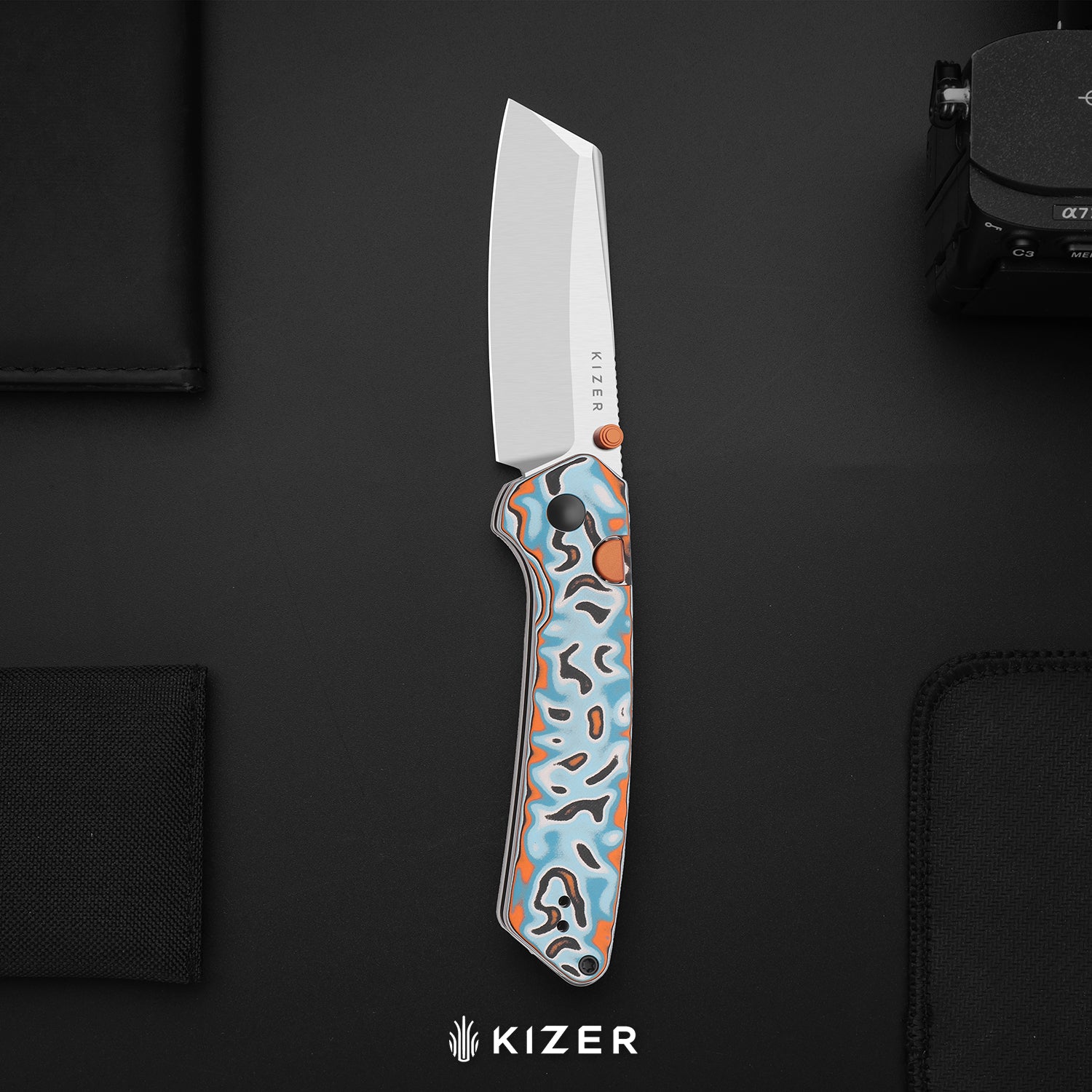 Madrac | Kizer Button Liner Lock™ | CamoCarbon Brittany Blue | S45VN + Hollow Grind + Polished DLC Ultra | KizerB™ 3693A3