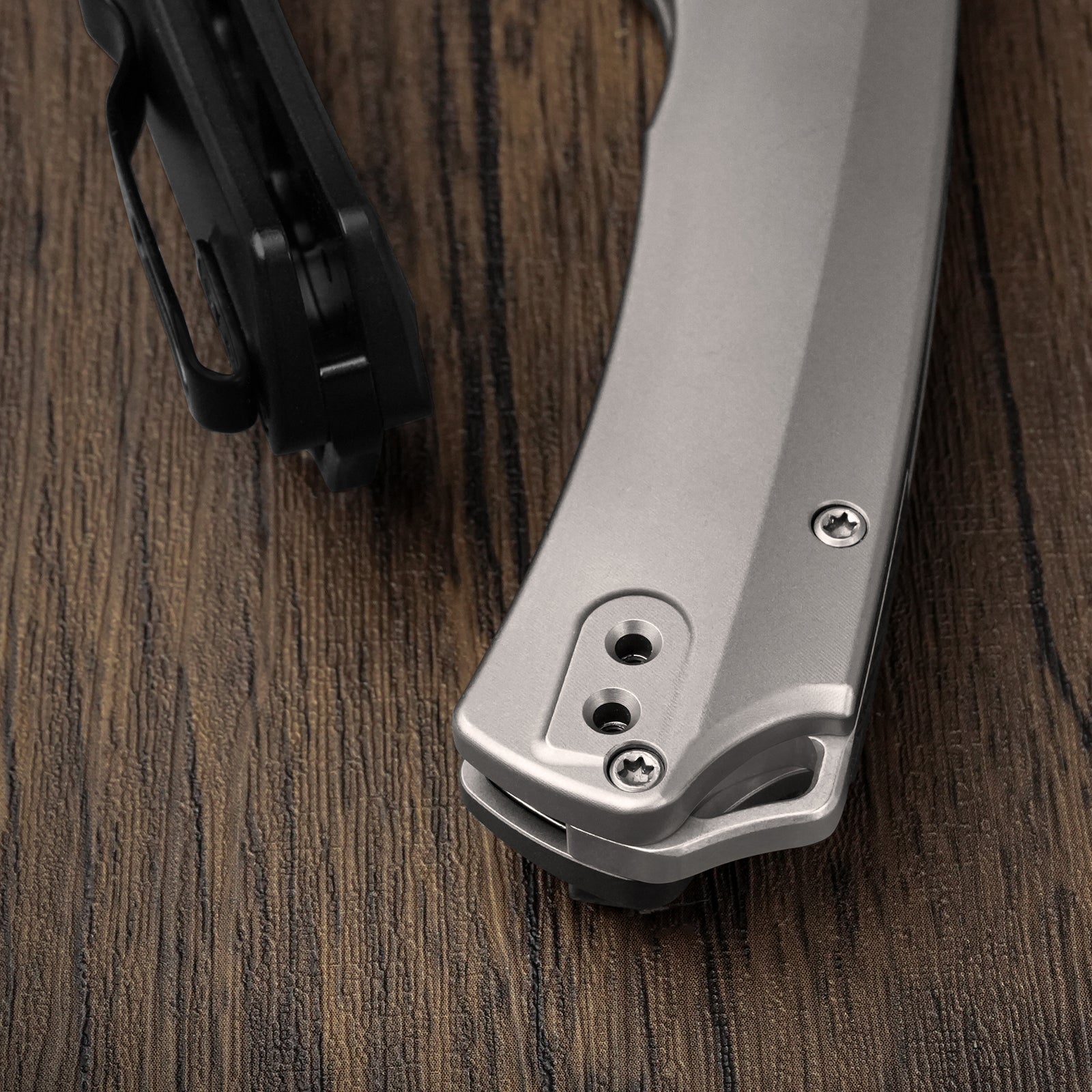 T1 CD | Kizer Clutch Lock™ | M390 | Titanium Handle | KizerB™ 3490.2CDA1
