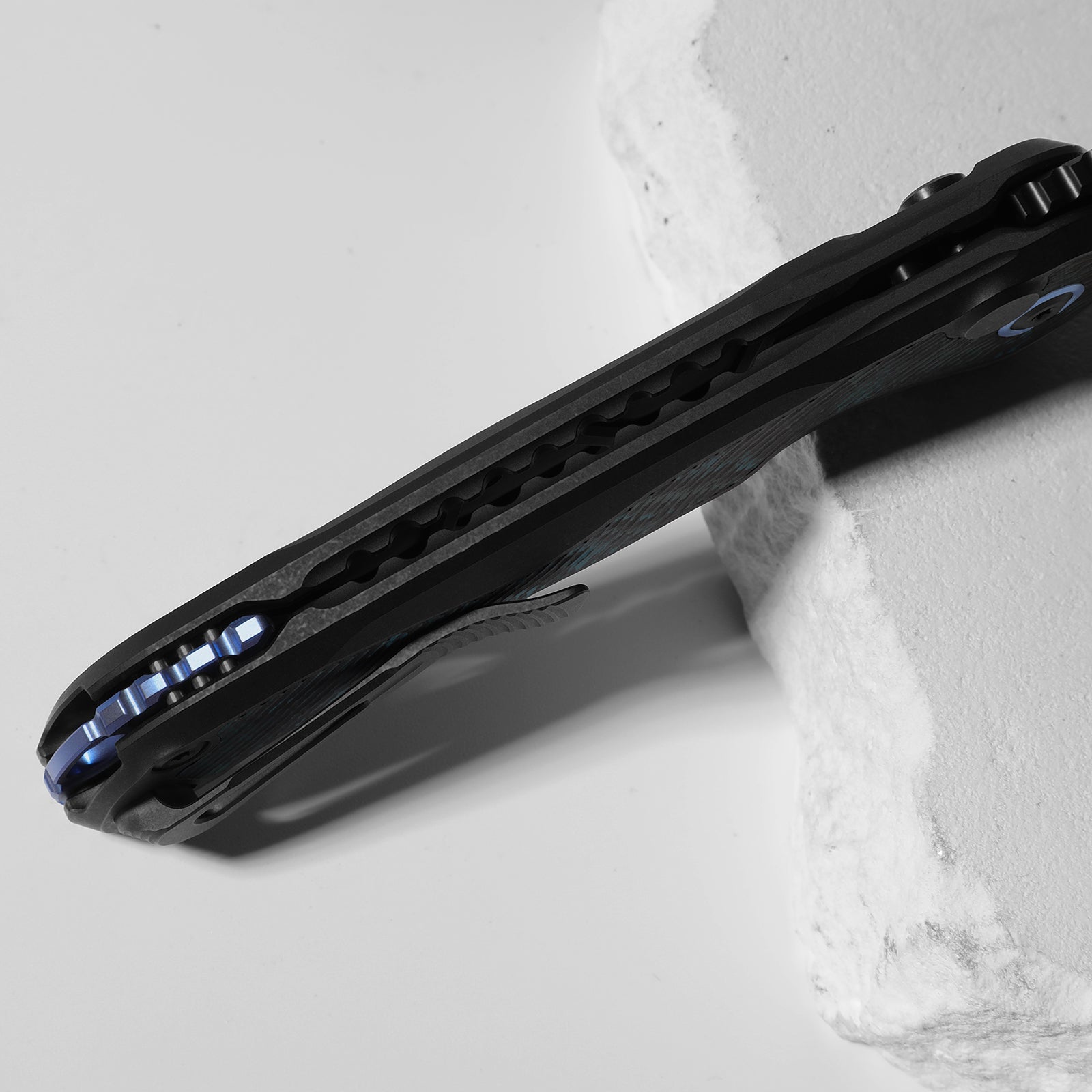 Mithril | KineticFit™ Button Lock | M390 + DLC Ultra + Hand-Brushed | Titanium (DLC Ultra) & Fat Carbon | Exquisite Light | KizerX® FK08A2