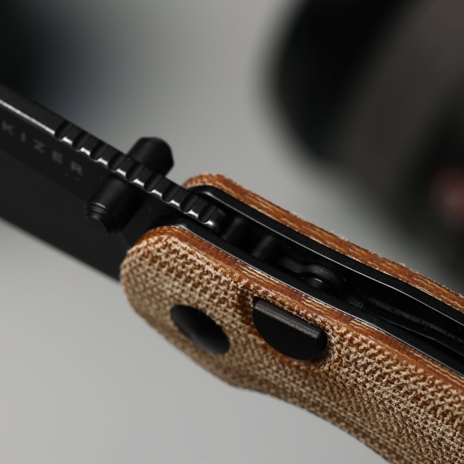 Phoca BD | Kizer Button Liner Lock™ | Black Acid Damascus | Norplex UltreX™ Micarta | KizerV™ 3781BDA3