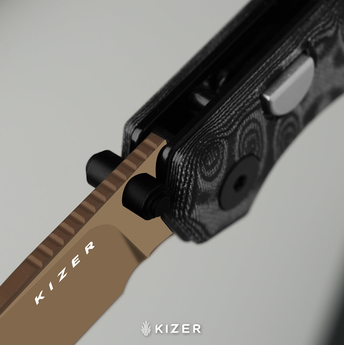 Begleiter 2.9 | Kizer Button Liner Lock™ | BD1N + Sunset Metal PVD | vortex pattern micarta | KizerV™ 3458.2BDA8
