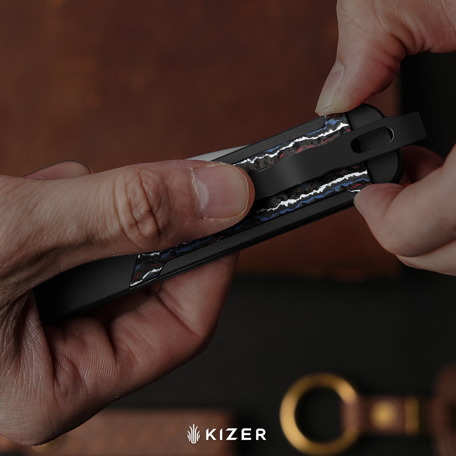 Militaw 315 KwikSwap™ | Kizer Button Liner Lock™ | M390 + Satin | Aluminum & FatCarbon Jungle Wear | KizerB™ 3634.31BDA2