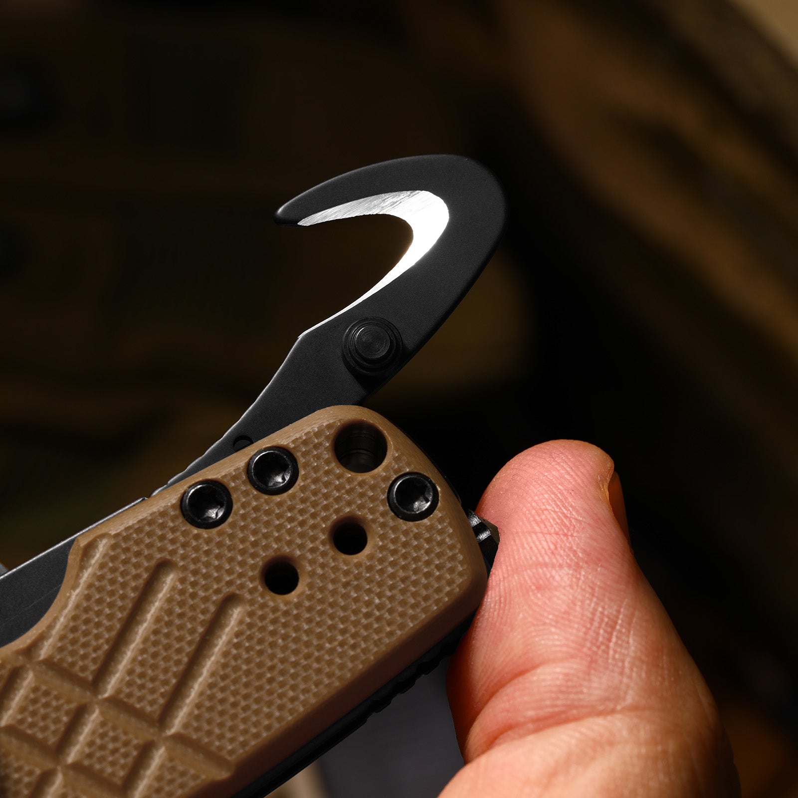 Aegis T | Partially-Serrated Edge | Kizer Clutch Lock™ | Rescue Hook & Glass Breaker | KizerV™ 3774CTA3