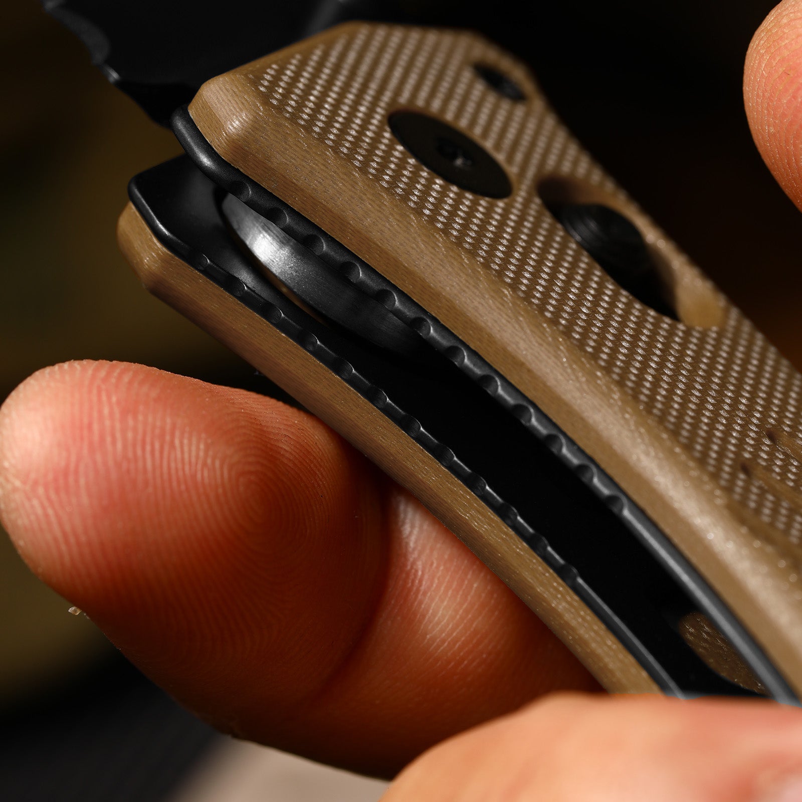 Aegis T | Partially-Serrated Edge | Kizer Clutch Lock™ | Rescue Hook & Glass Breaker | KizerV™ 3774CTA3