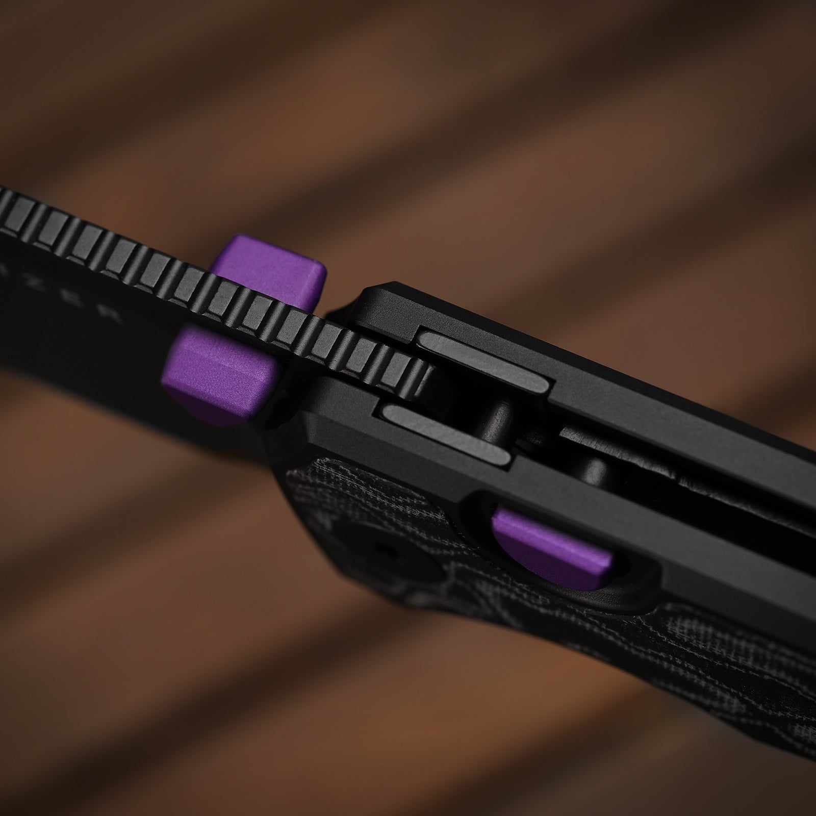 Wharning | Kizer Button Liner Lock™ | WHARNCLIFF | S45VN | KizerB™ 3738A2