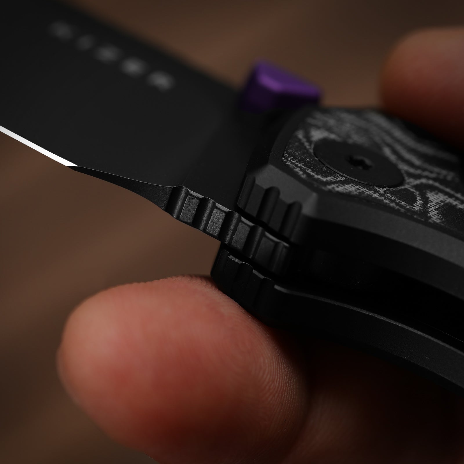 Wharning | Kizer Button Liner Lock™ | WHARNCLIFF | S45VN | KizerB™ 3738A2