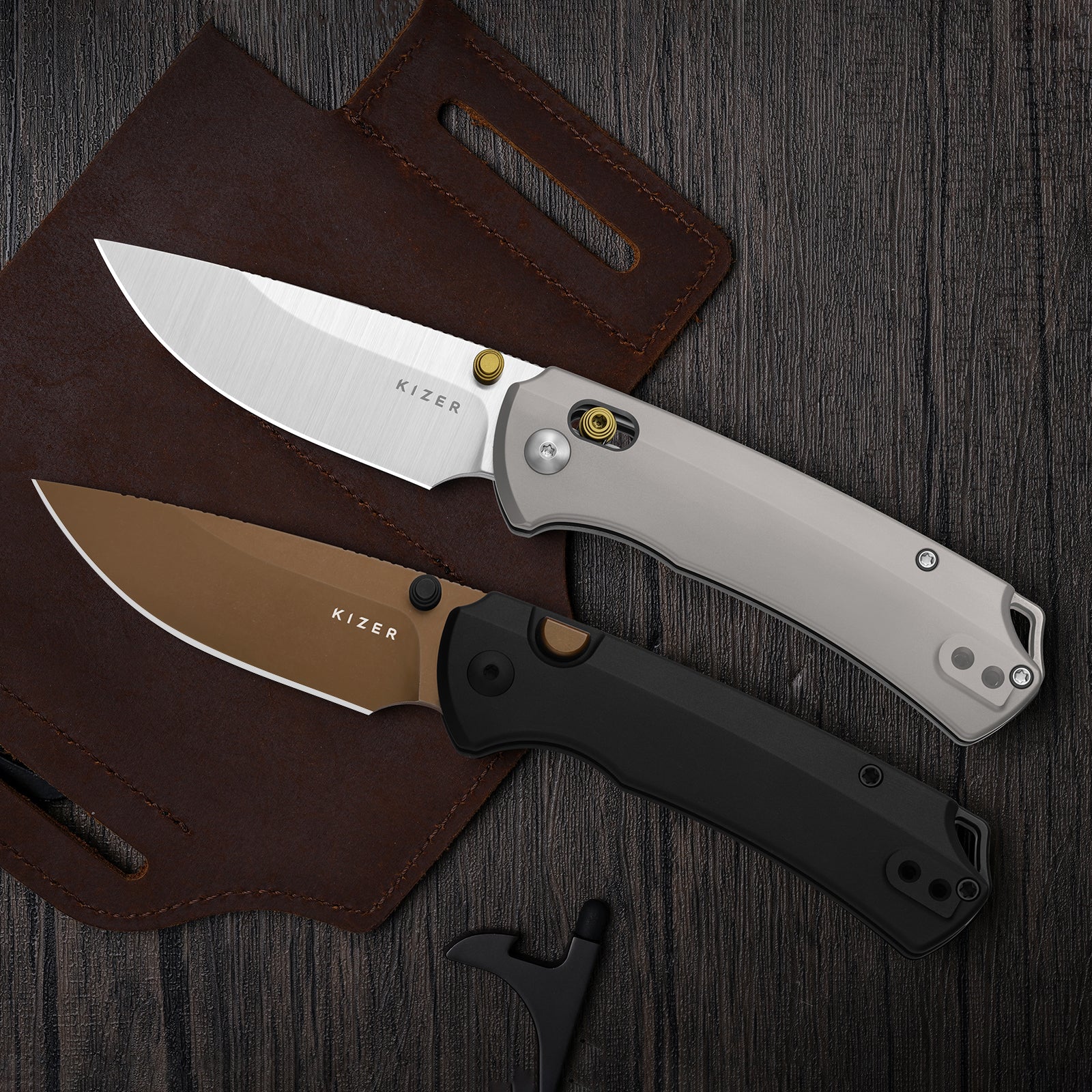 T1 CD | Kizer Clutch Lock™ | M390 | Titanium Handle | KizerB™ 3490.2CDA1