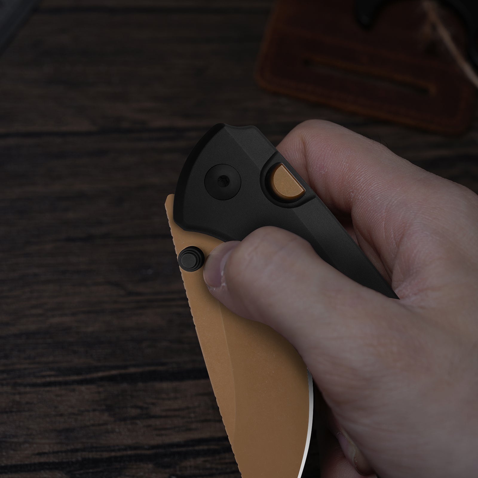 T1 CD | Kizer Clutch Lock™ | M390 | Titanium Handle | KizerB™ 3490.2CDA1