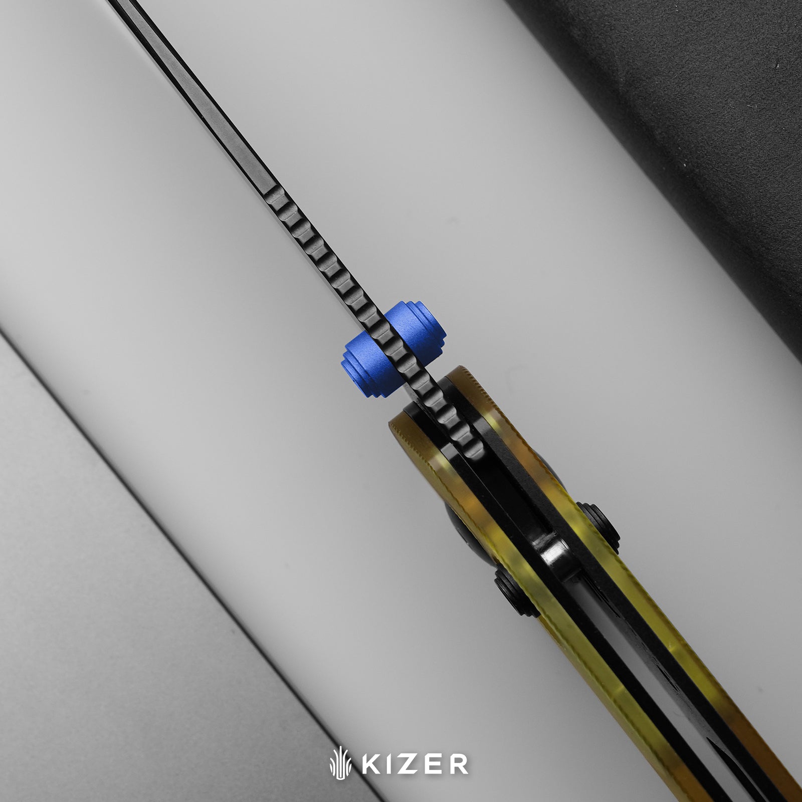 Madrac CL AirTi | Kizer Clutch Lock™ | M390 | Aluminum | Satin | KizerB™ 3693ACS1