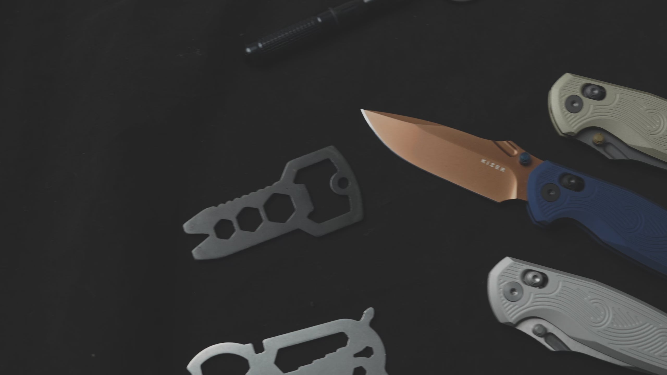 Khamsin | Kizer Clutch Lock™ | Nitro-V | Sandstorm Aluminum | Satin Fi