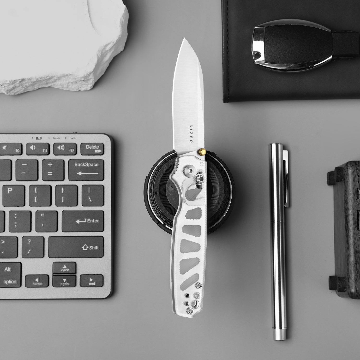 Pokiman CS | Kizer Clutch Lock™ |Sheepsfoot | Four-Finger Full Grip | Clear Acrylic | KizerV™ 3789A5